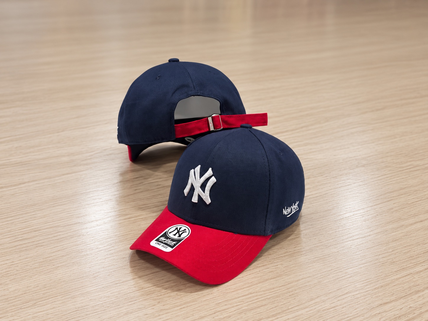 NY Clássico Azul Marinho com Vermelha Logo brnaca