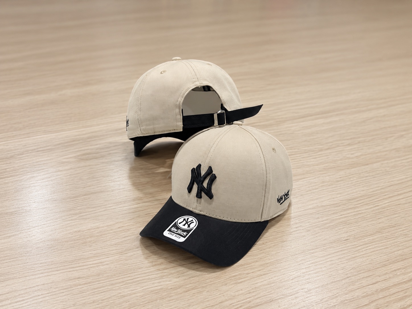 NY Clássico Bege com Preto e Logo Preta