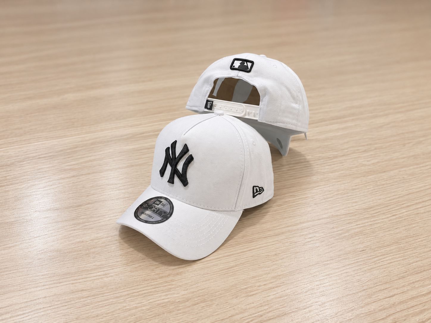 NY Snapback Branca com Logo Preta
