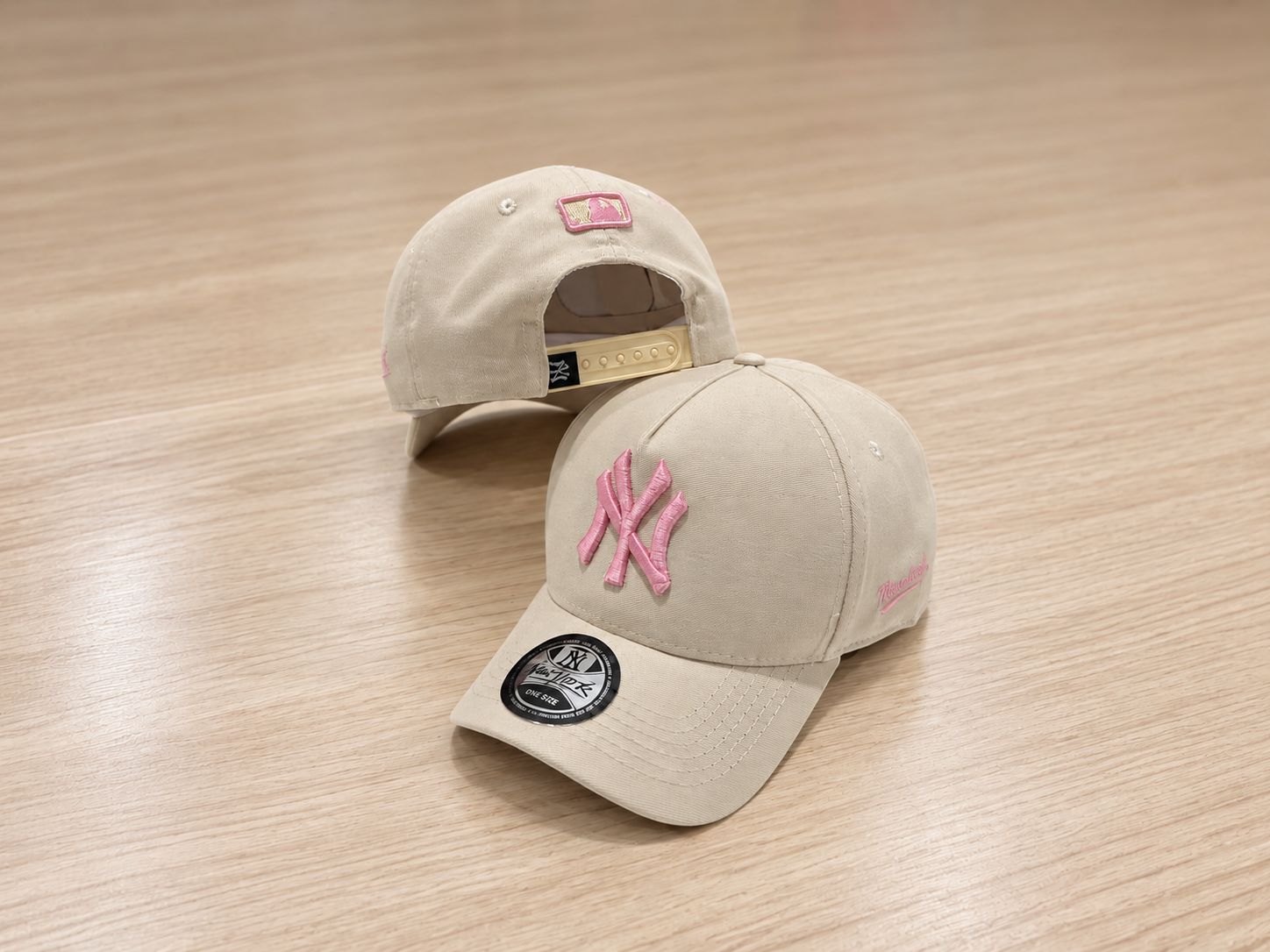 NY Snapback Bege com Logo Rosa