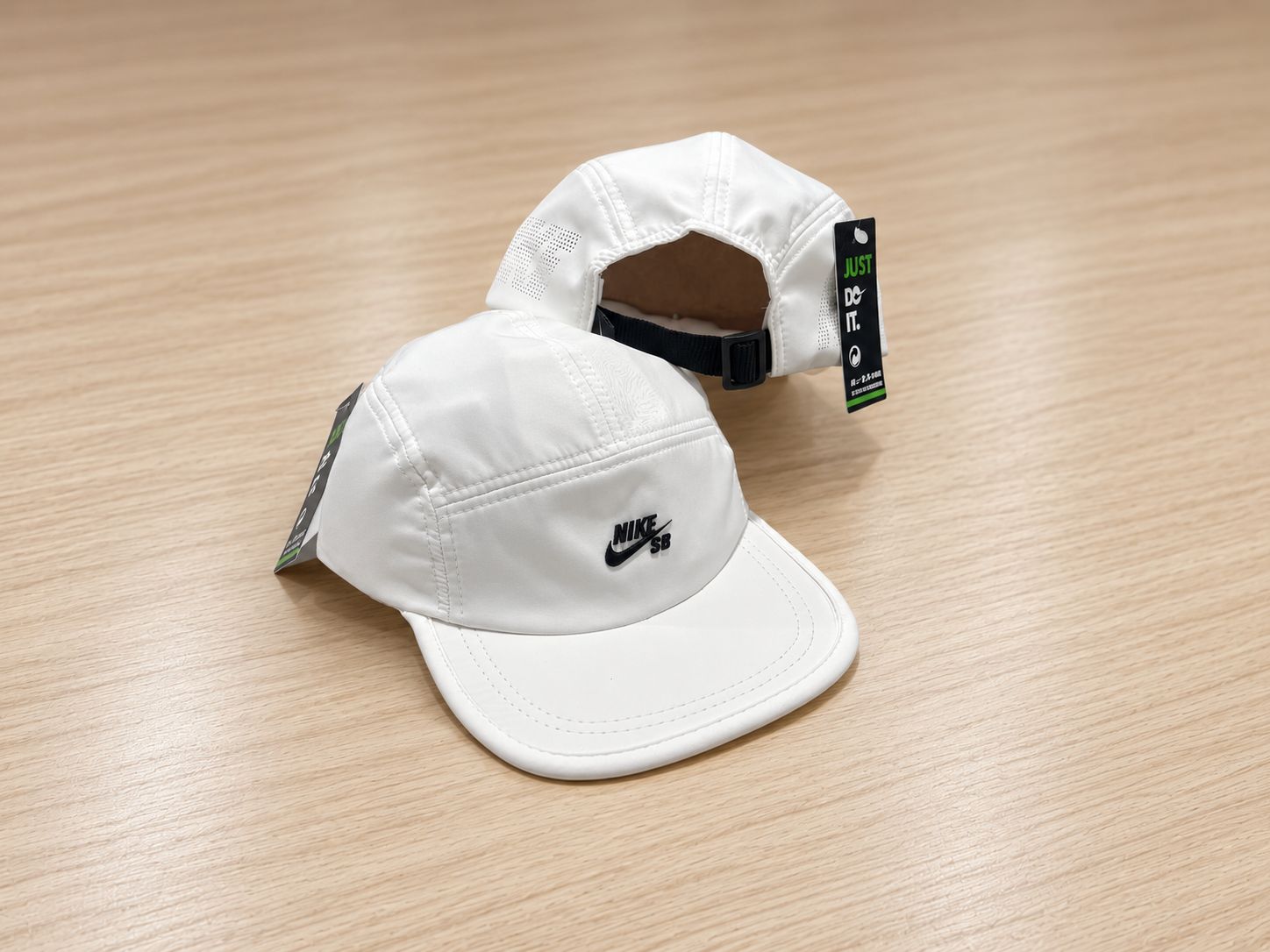Five Panel Branca com Logo Preta